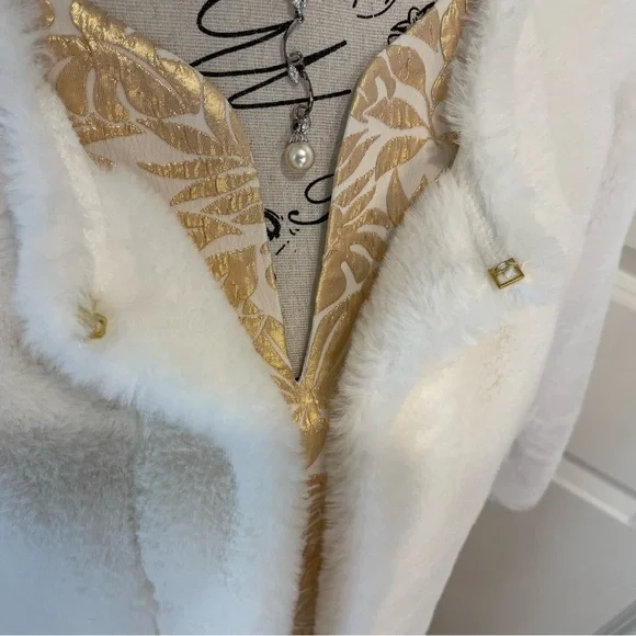 Elegant White Crop Faux Fur Calvin Klein Size Large - Picture 8 of 14